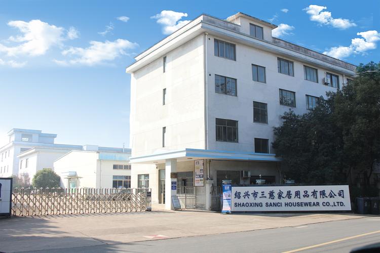 胡利成,公司经营范围包括:家居用品制造,销售;胶粘制品的